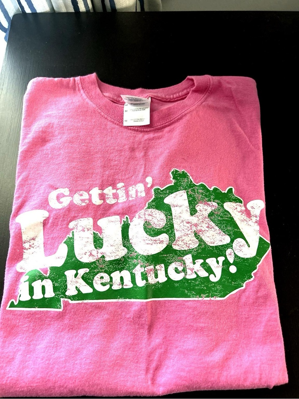 💖 Gettin’ Lucky in Kentucky Graphic Tee | Pink Statement Shirt | Size M